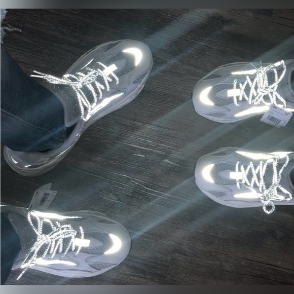 Adidas yeezy . Yeezy boost 700 V2 - Picture 1 of 8